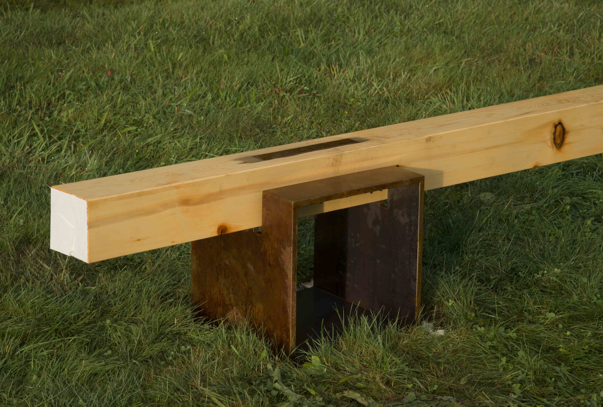 OUTDOOR HITCHING POST BENCH - DETAIL