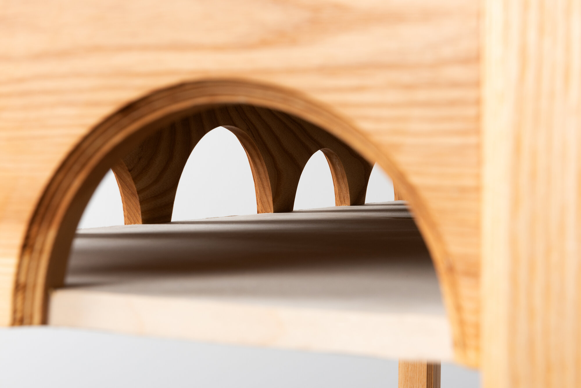 Arched console tabe